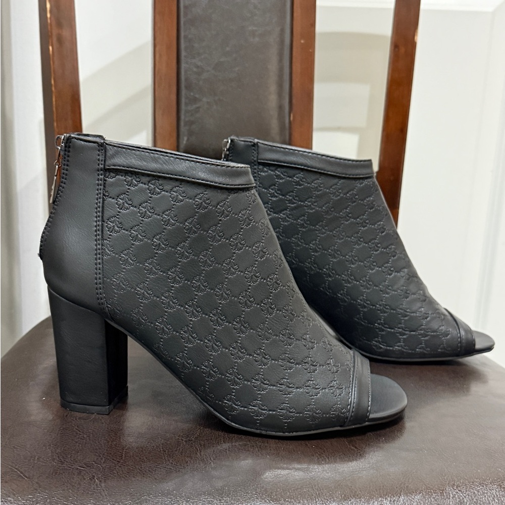 Christian Lacroix Cadenza high heel. Size 6 womens